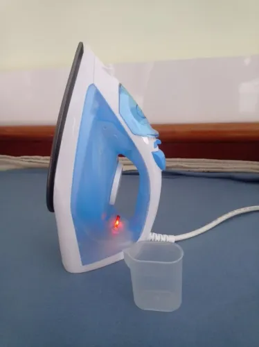 Ferro de passar roupa a vapor