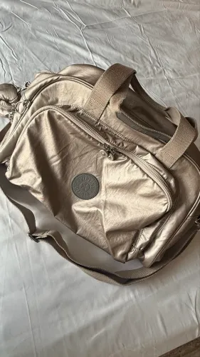 Mala maternidade camama kipling metallic glow bege