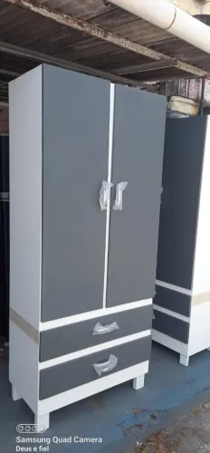 Guarda-roupa de madeira em bloco novo