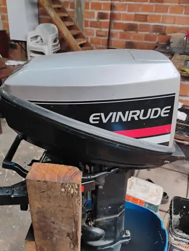 Vende-se motor de popa evinrude 14 HP acompanha o tanque de combustível motor funcionando