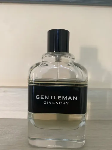 Gentleman (2017) Givenchy Frasco de 100ml Volumetria conforme fotos.
