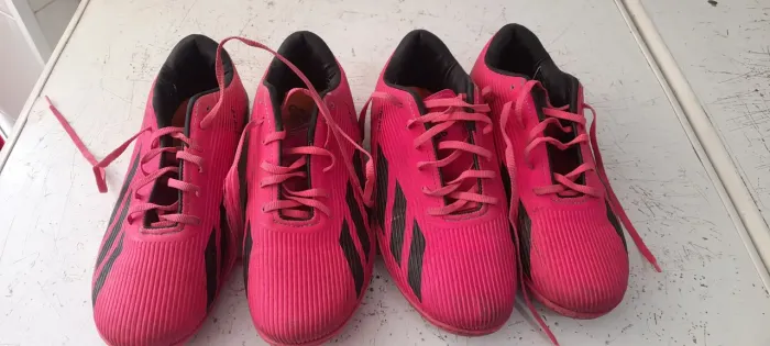 2 chuteira adidas 50,00 as duas, faço envio