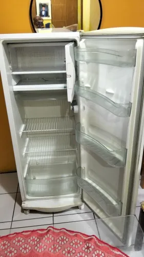 Geladeira Consul, funcionando normalmente, só a tampa da gaveta que quebrou
