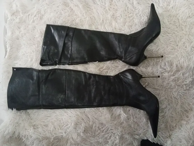 Bota Carmen Steffens em couro, serve do 33 ao 35