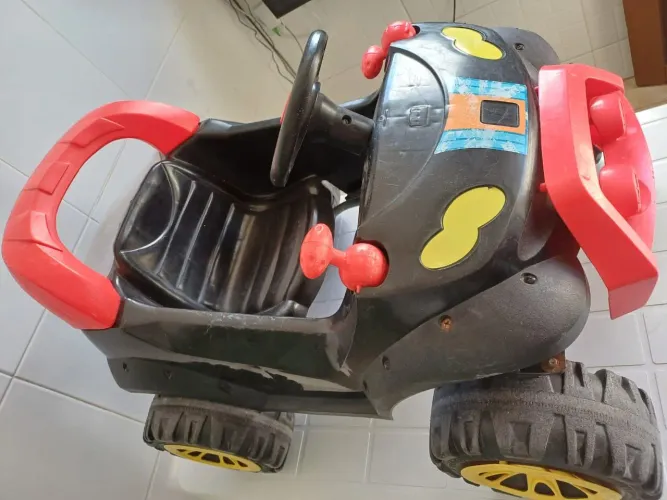 Carrinho infantil com pedal 