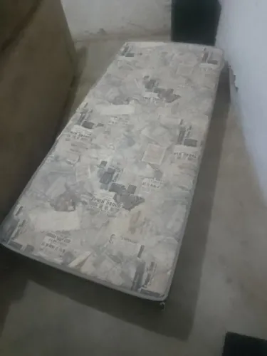 Cama auxiliar de molas e com rodas
