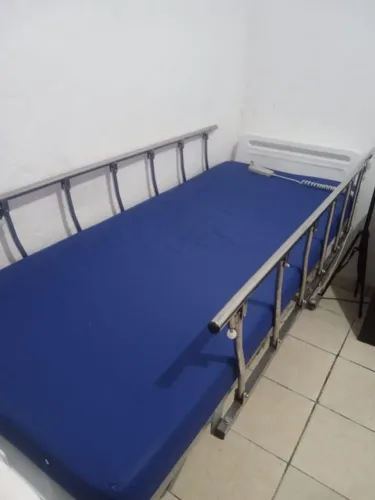 Cama hospitalar automática. Vai com um colchão cascata de ovo elétrico.