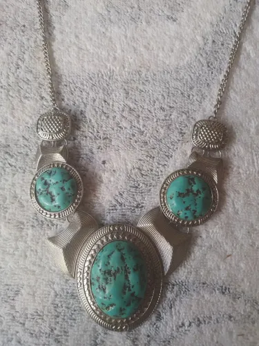 Colar de metal com pedra verde feminino semi-novo