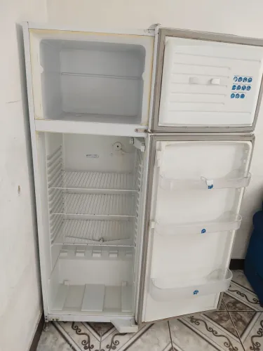 Estou com uma geladeira Dako 360 l tô vendendo lá para r$ 50 só que vai ter que colocar ga
