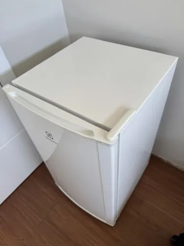 Frigobar Electrolux 1 porta branco semi novo
