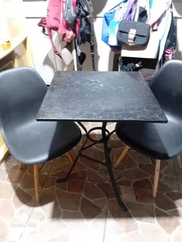 Mesa e cadeiras