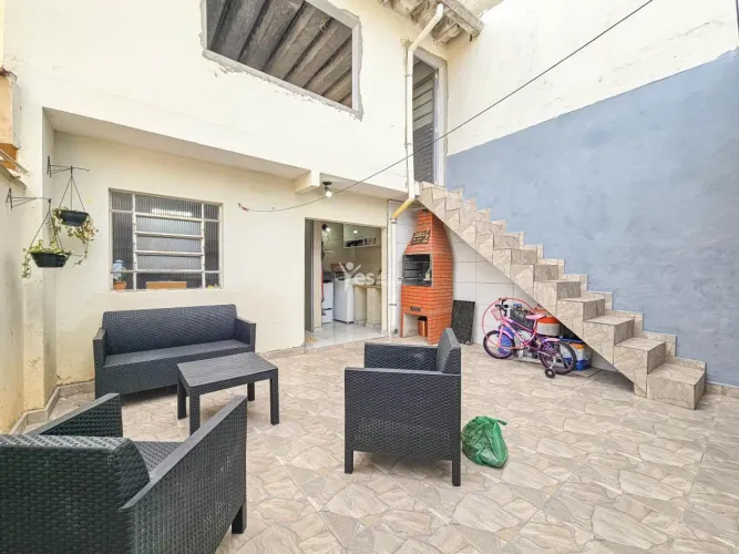 Casa Térrea à 150m² com 2 dormitórios, 2 vagas de garagem e área de churrasqueira - Vila C