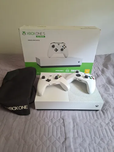 Xbox one S 1TB All digital 2 controles 