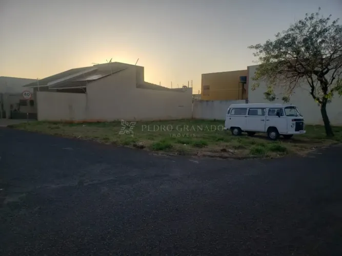 Ótimo Terreno, Próximo a mercado, farmácia, escolas.