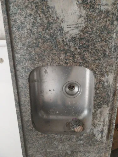Pia de granito no ponto de instalar e usar