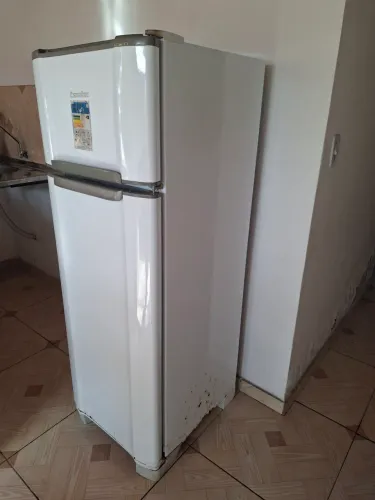 Geladeira Smaltec usada com pequenas avarias