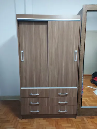 Guarda-roupa pequeno