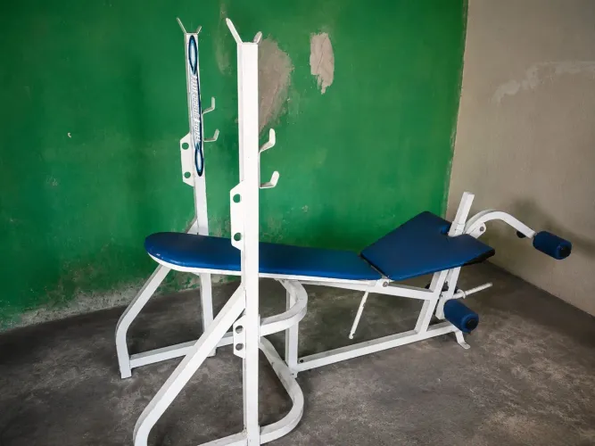 Aparelho de supino musculação