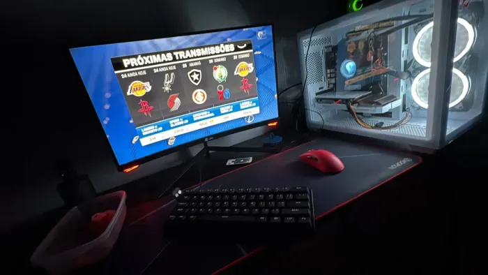 Computador completo com mesa e monitor