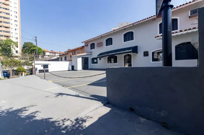 Casa comercial na Rua Henrique Chaves, 459 220 m²