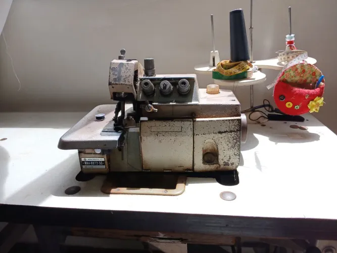 Maquina interloque com motor e mesa e linhas, usada em bom estado pagamento a vista