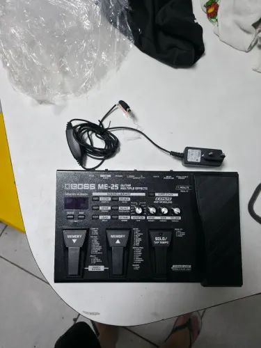 VENDO Pedaleira Boss ME-25 com fonte, funcionando perfeitamente