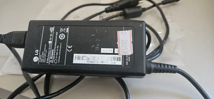 Fonte de alimentação (adaptador AC) da marca LG, modelo PA-1650-64