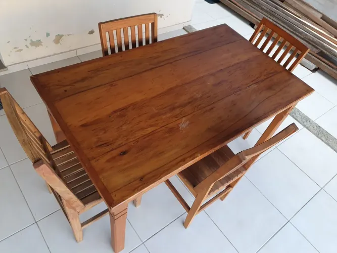 Mesa com 4 cadeiras de madeira peroba rosa