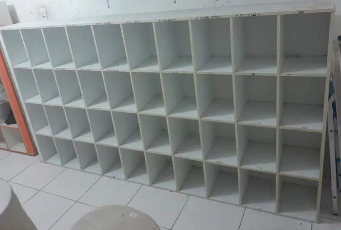 Expositor colmeia branco 40 ninchos