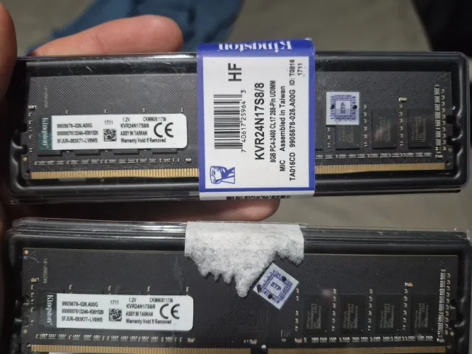 Memória RAM DDR4 8 GB 2400 (Kit com 2 × 8GB)