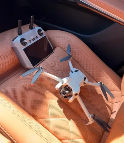 Mini drone DJI Mini 4 Pro Fly More Combo com câmera 4K cinza 3 baterias (Com Tela)