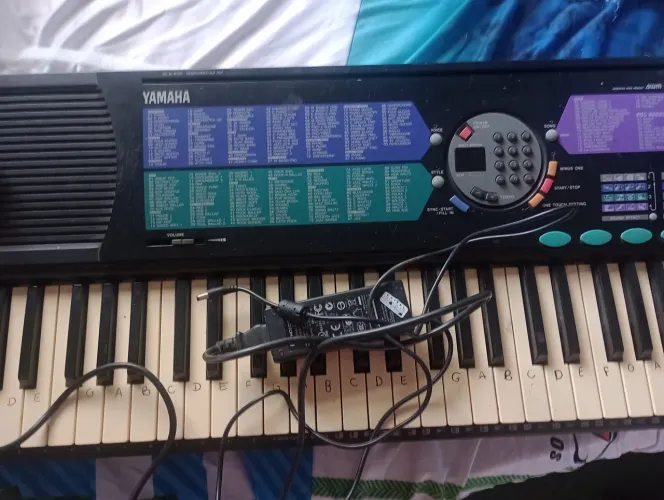 Teclado Yamaha usado funcionando perfeitamente,com a fonte de energia