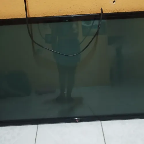 vendo essa tv com defeito pra retirada de peças