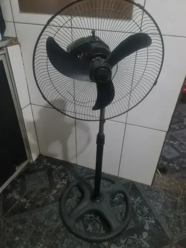 VENTILADOR DE PÉ USADO FUNCIONANDO PERFEITAMENTE 30 CENTÍMETROS