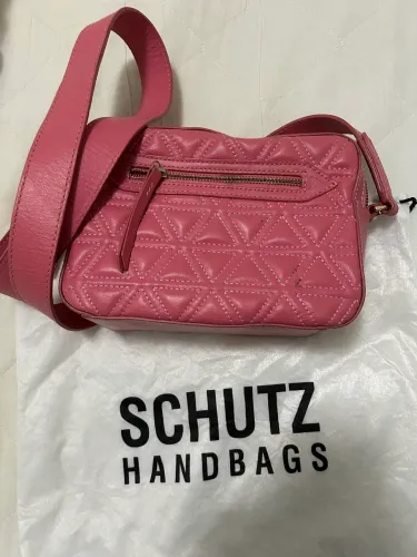 Bolsa Schutz em couro