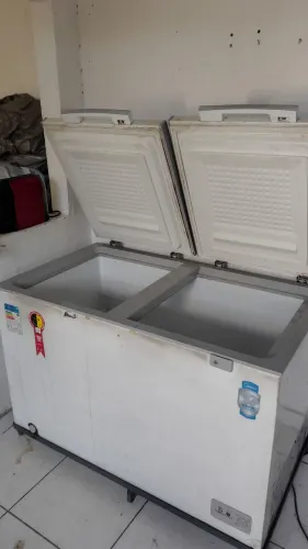 Freezer Midea  418 litros funcionando