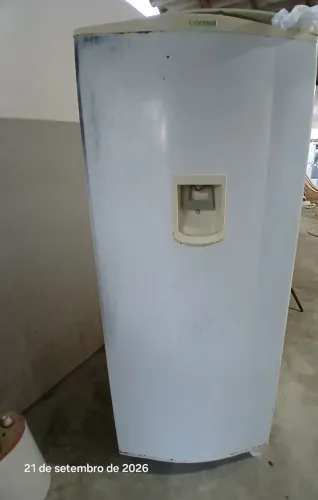 Geladeira Consul Frost Free com dispensor de água na porta