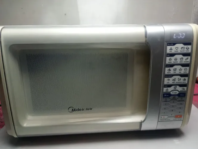 microondas Midea 30 litros funcionando detalhes cortando os números do display