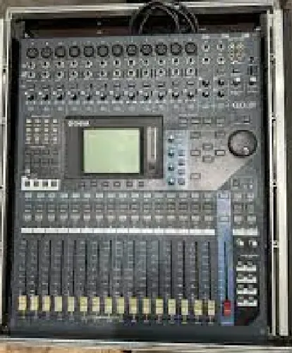 mesa de som digital Yamaha 01V 96 VCM com case e placa de expanção