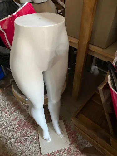 Manequins de perna, em bom estado, valor unitário.