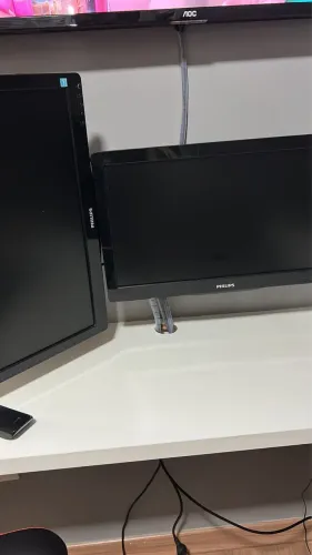 Kit com 2 Monitores Philips 20? LED + Suportes de Parede + Cabos - R$ 300 o Par