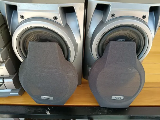 Vendo toca discos Philips mais 04 vinis relíquias