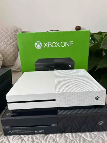 1 Xbox One Fat c/ Caixa, 1 xbox One e 2 controles