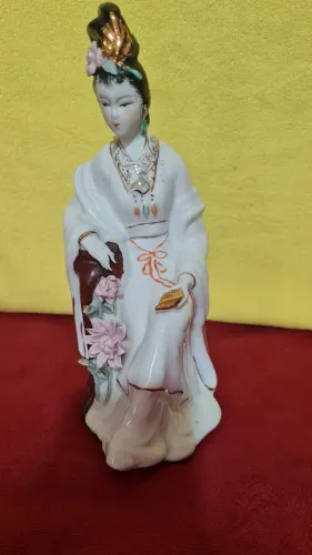 Linda gueixa sentada de porcelana.