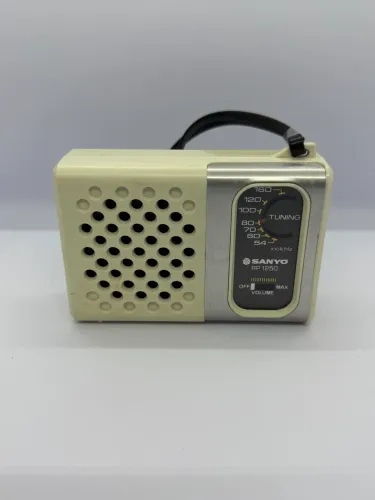 Rádio Antigo Sanyo RP-1250 AM - Funcionando