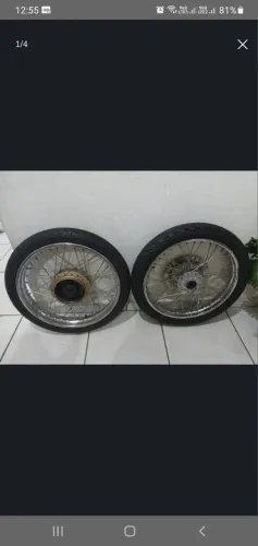 JOGO DE RODAS COM OS PNEUS.