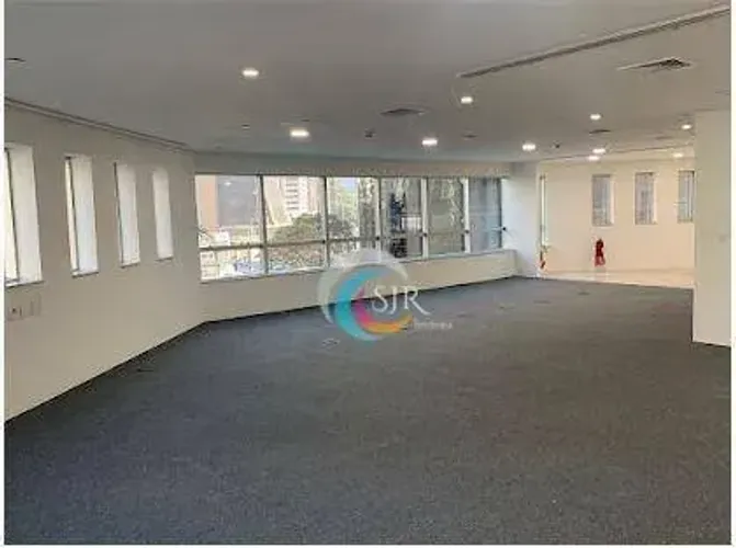 Conjunto Comercial de 245m2 com 5 vagas