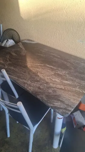 Mesa com 4 cadeiras
