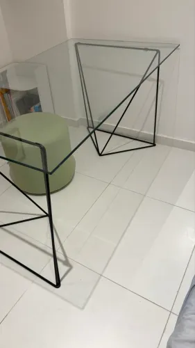 Mesa de vidro com cavalete Tok Stok 