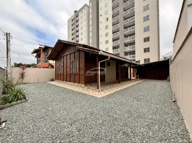 Casa disponível para locação no bairro Itacolomi Balneário Piçarras. (Cód. 24536)